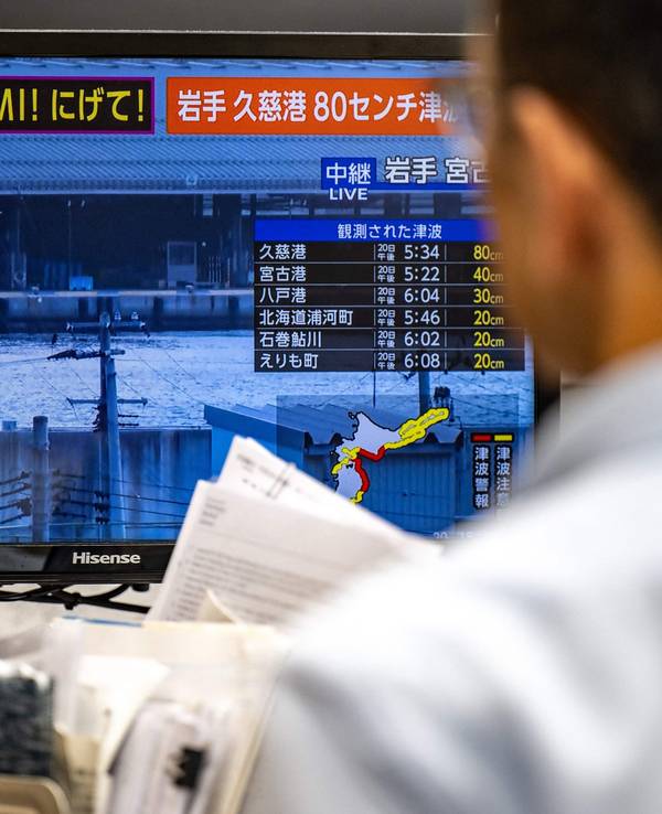 Dieses Foto zeigt eine Warnmeldung auf einem Bildschirm, die aus einer Live-Übertragung stammt und eine Tsunami-Warnung nach einem Erdbeben im Norden Japans anzeigt.