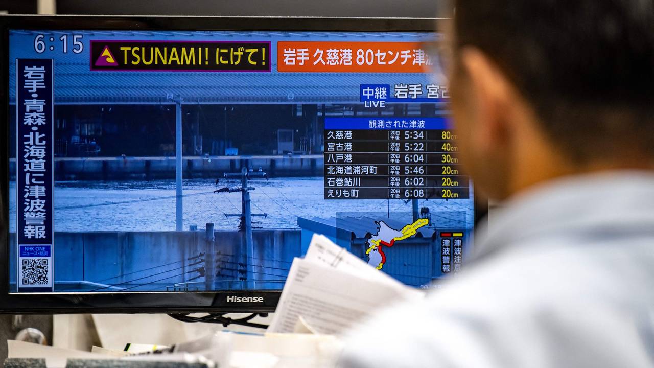 Dieses Foto zeigt eine Warnmeldung auf einem Bildschirm, die aus einer Live-Übertragung stammt und eine Tsunami-Warnung nach einem Erdbeben im Norden Japans anzeigt.