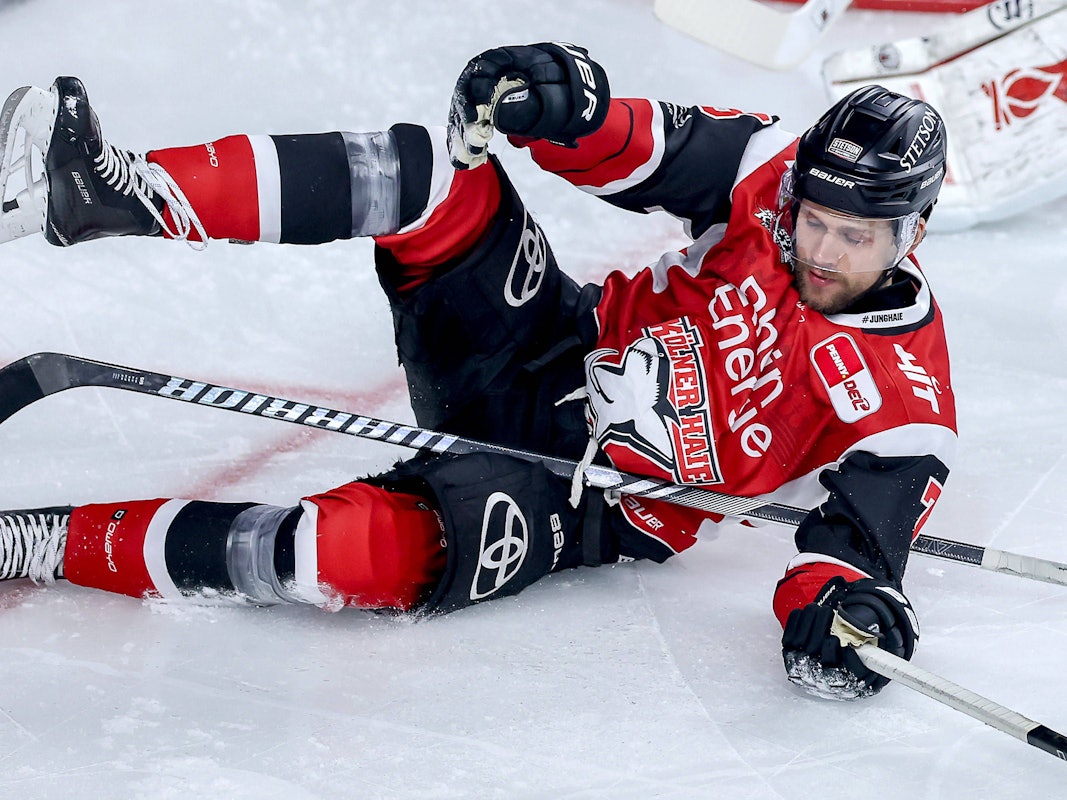 Nate Schnarr liegt auf dem Eis.