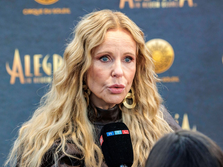 Katja Burkard spricht in ein Mikrofon