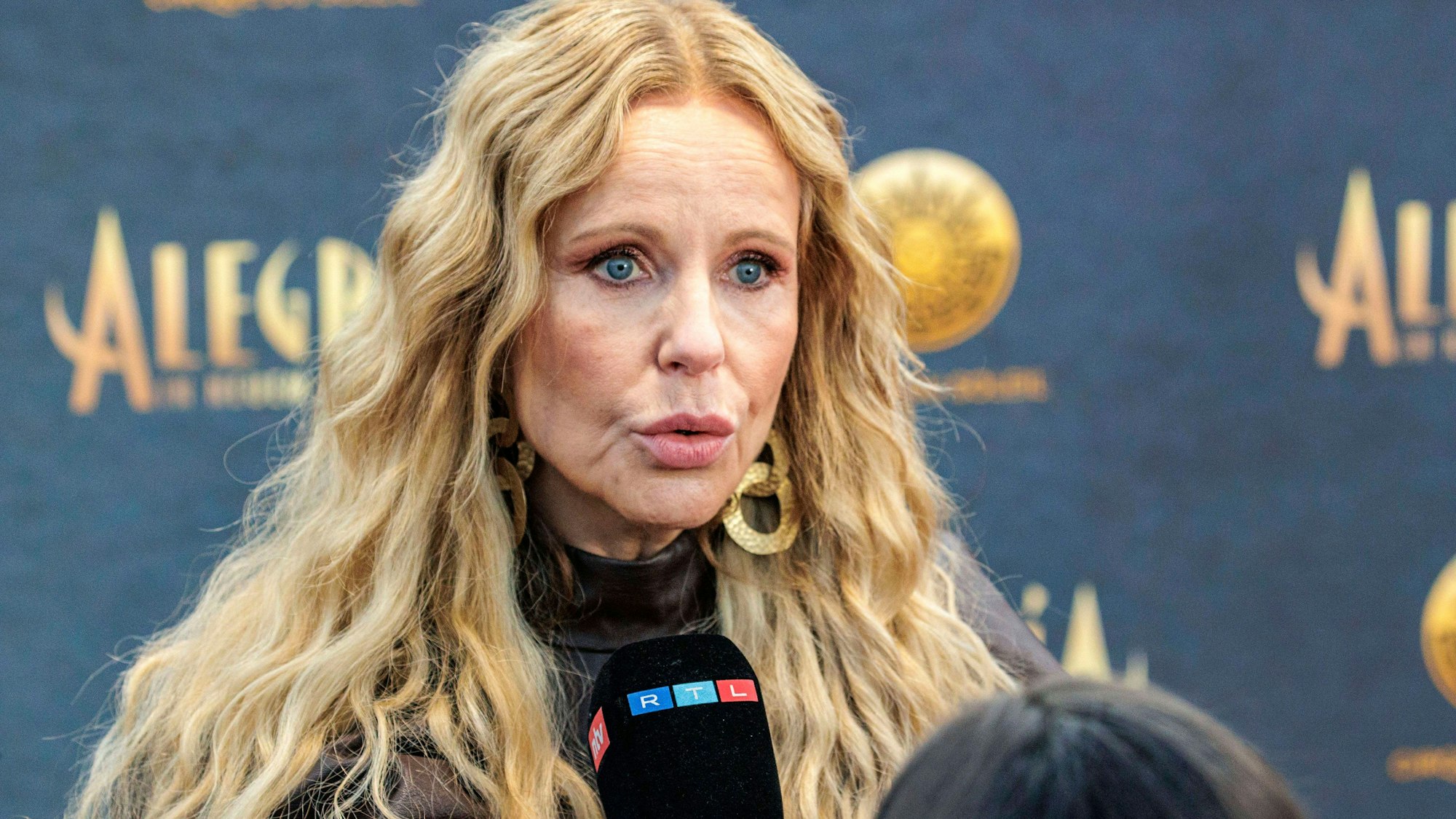 Katja Burkard spricht in ein Mikrofon