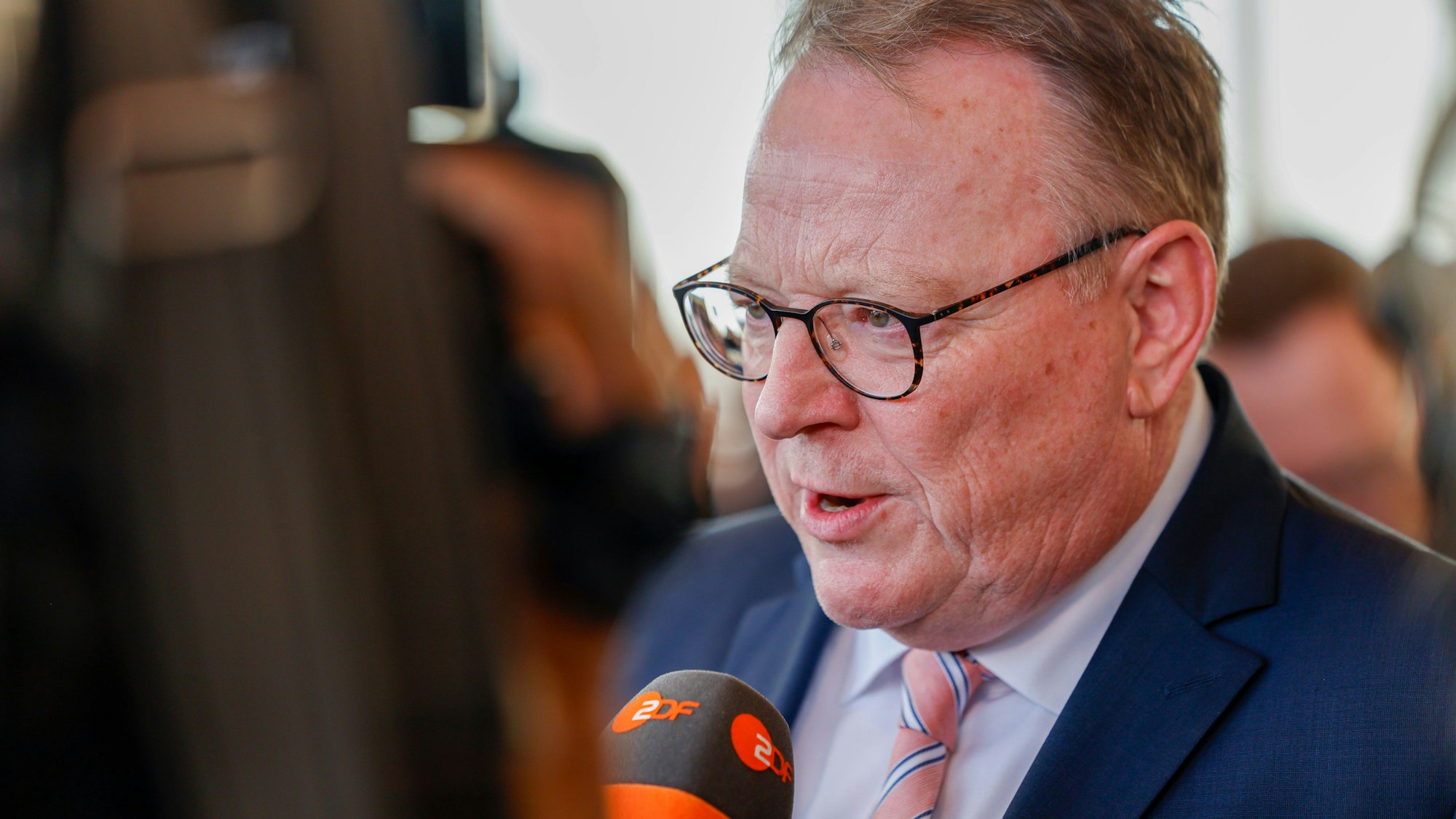 Torsten Burmester (SPD) gibt dem ZDF während der laufenden Stimmauszählung ein Interview.