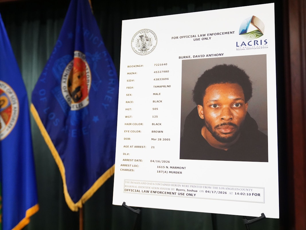 Ein Fahndungsfoto von David Anthony Burke, der unter dem Künstlernamen D4vd auftritt, wird bei einer Pressekonferenz zum Fall D4vd gezeigt, der unter dem Verdacht festgenommen wurde, ein 14-jähriges Mädchen getötet zu haben, dessen zerstückelte Leiche in seinem Auto gefunden wurde.