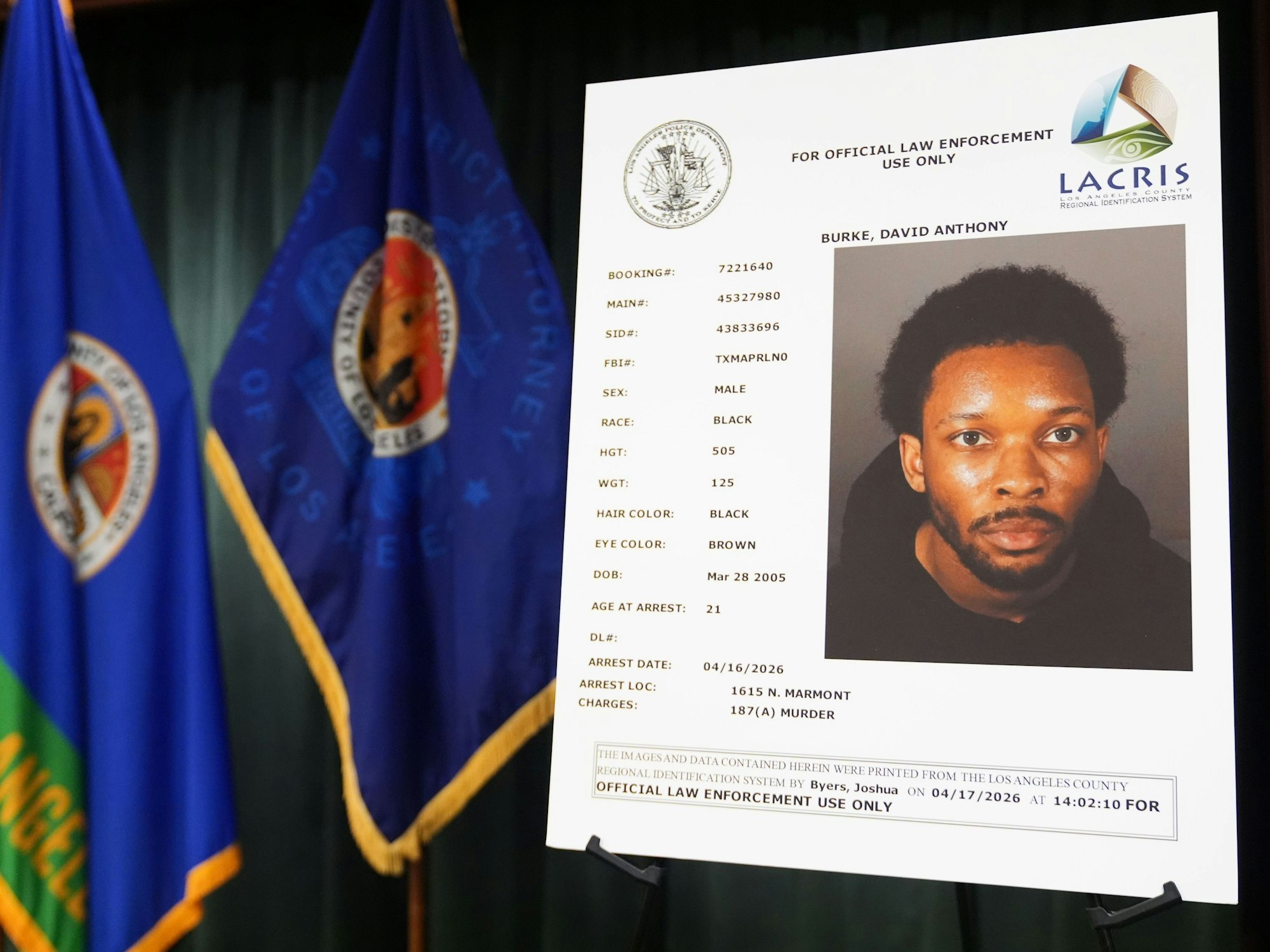 Ein Fahndungsfoto von David Anthony Burke, der unter dem Künstlernamen D4vd auftritt, wird bei einer Pressekonferenz zum Fall D4vd gezeigt, der unter dem Verdacht festgenommen wurde, ein 14-jähriges Mädchen getötet zu haben, dessen zerstückelte Leiche in seinem Auto gefunden wurde.