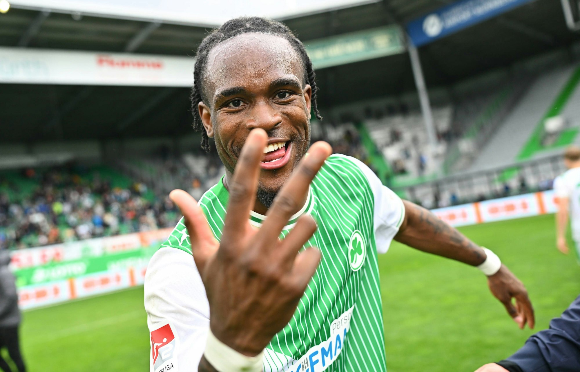 Noel Futkeu feiert seine drei Treffer im Spiel gegen Darmstadt 98