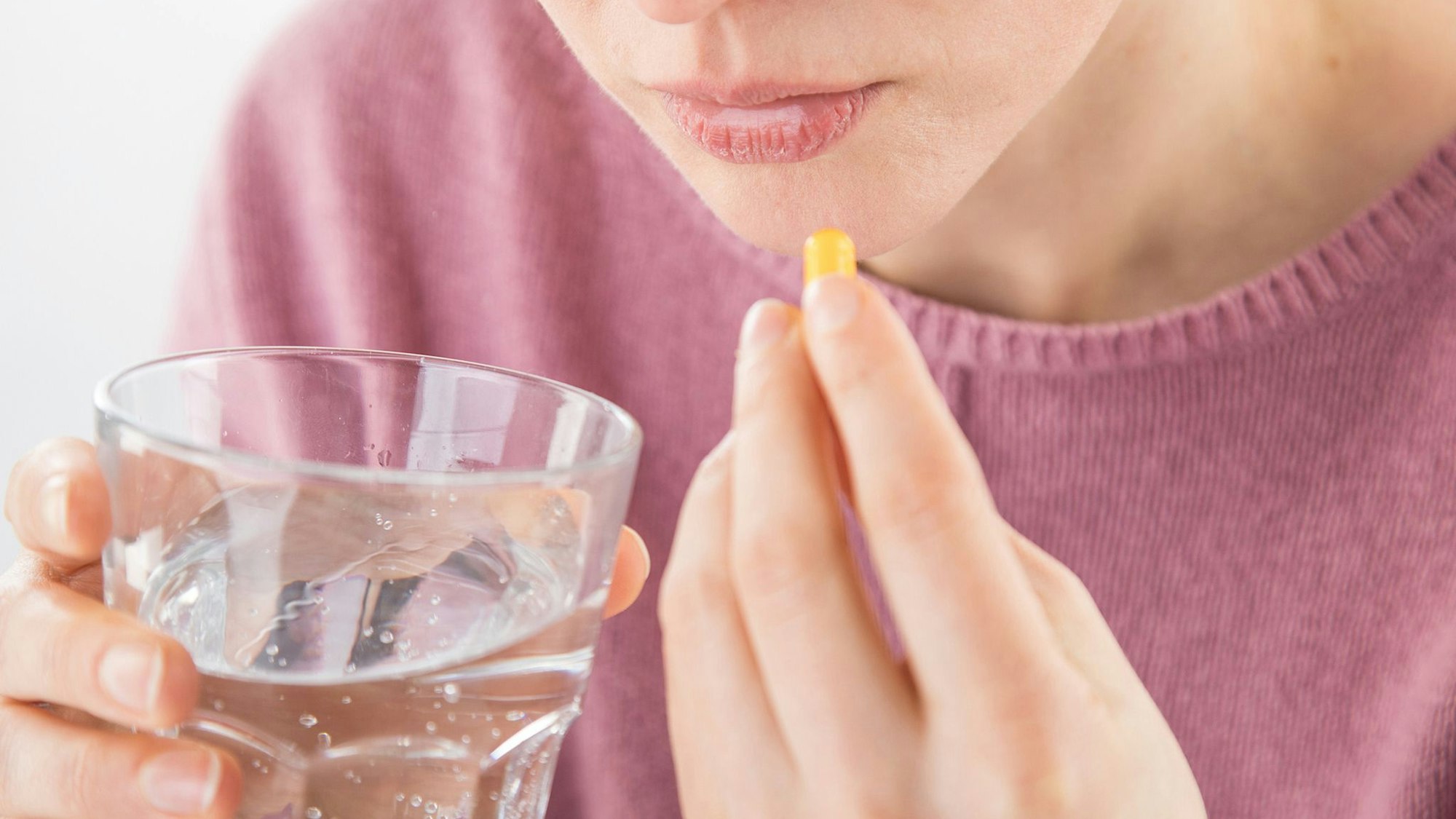 Frau nimmt Nahrungsergänzungsmittel