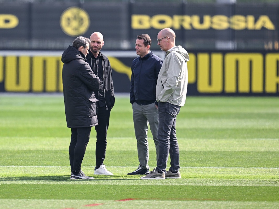 Sportdirektor Ole Book (2.v.l.), Trainer Niko Kovac (l.), Geschäftsführer Sport Lars Ricken und Geschäftsführer Carsten Cramer (r.) unterhalten sich auf dem Trainingsplatz miteinander.