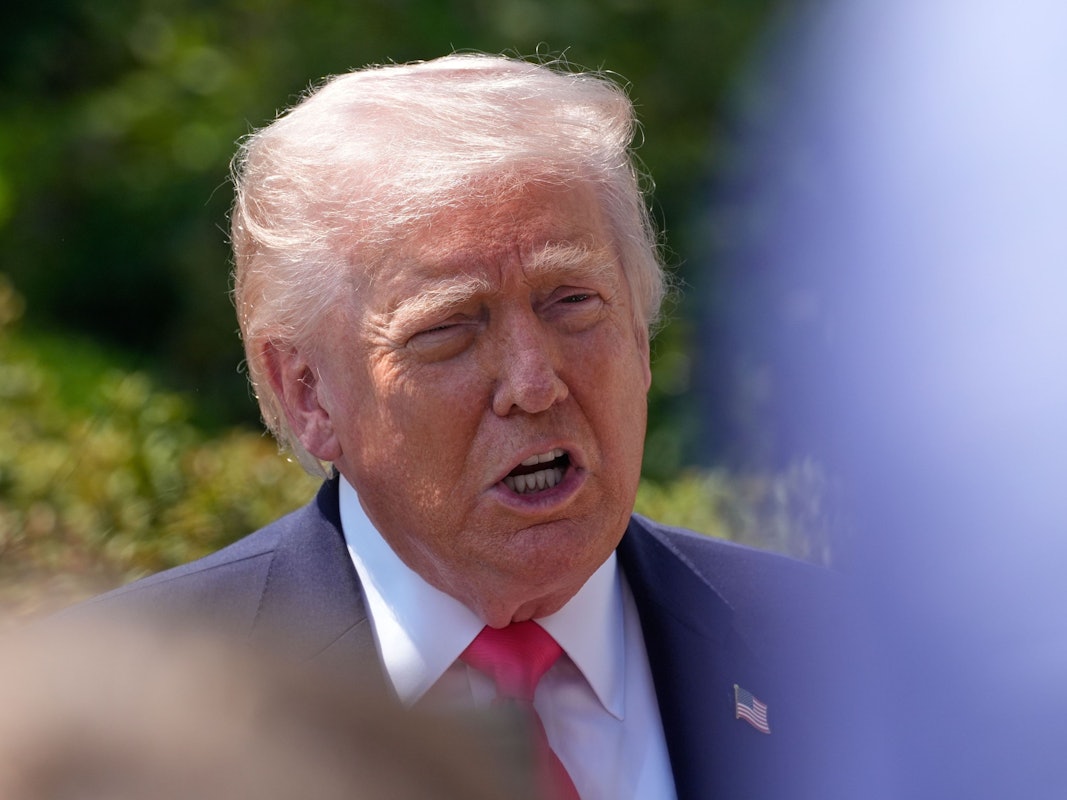 US-Präsident Donald Trump spricht mit Reportern, bevor er mit Marine One vom South Lawn des Weißen Hauses abfliegt.