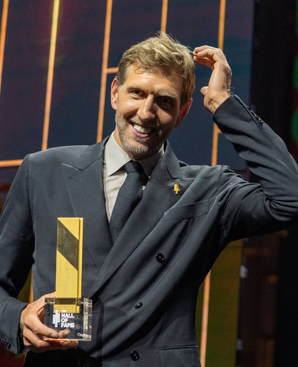Basketball-Legende Dirk Nowitzki fasst sich an den Kopf.