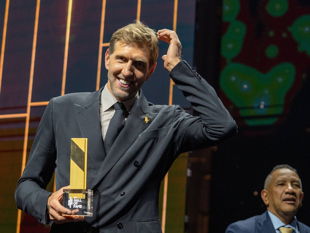 Basketball-Legende Dirk Nowitzki fasst sich an den Kopf.