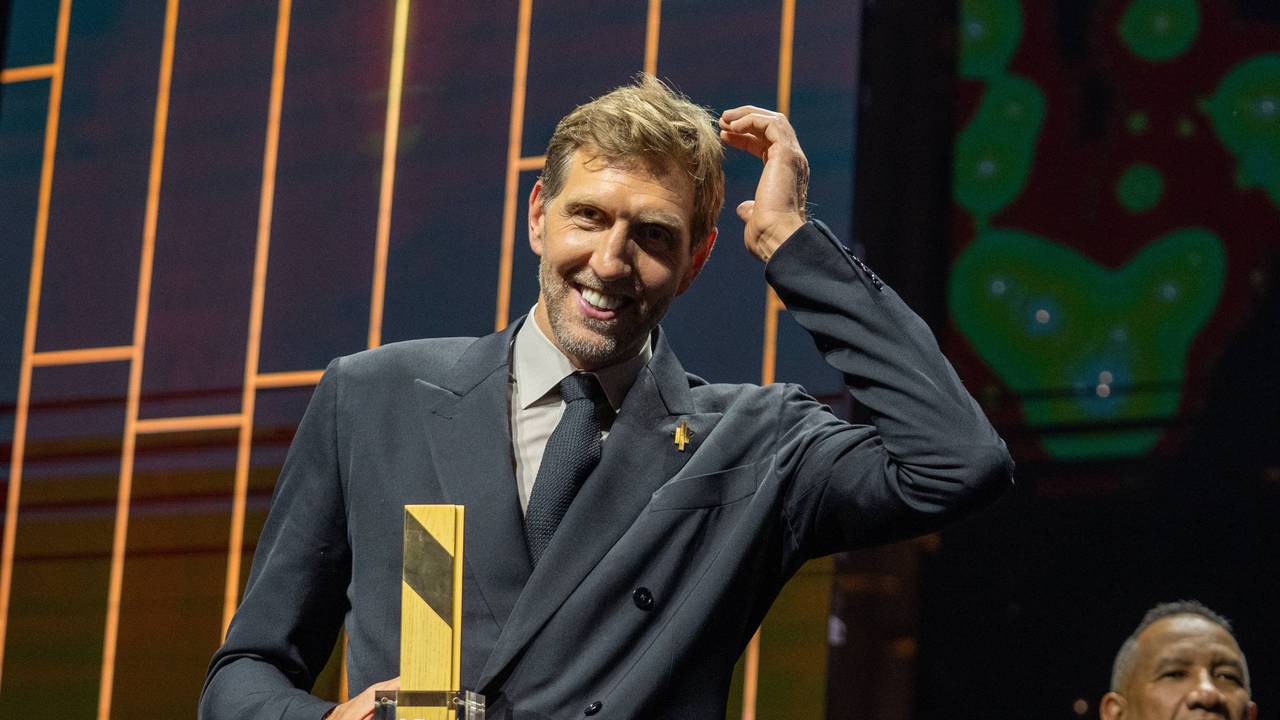 Basketball-Legende Dirk Nowitzki fasst sich an den Kopf.