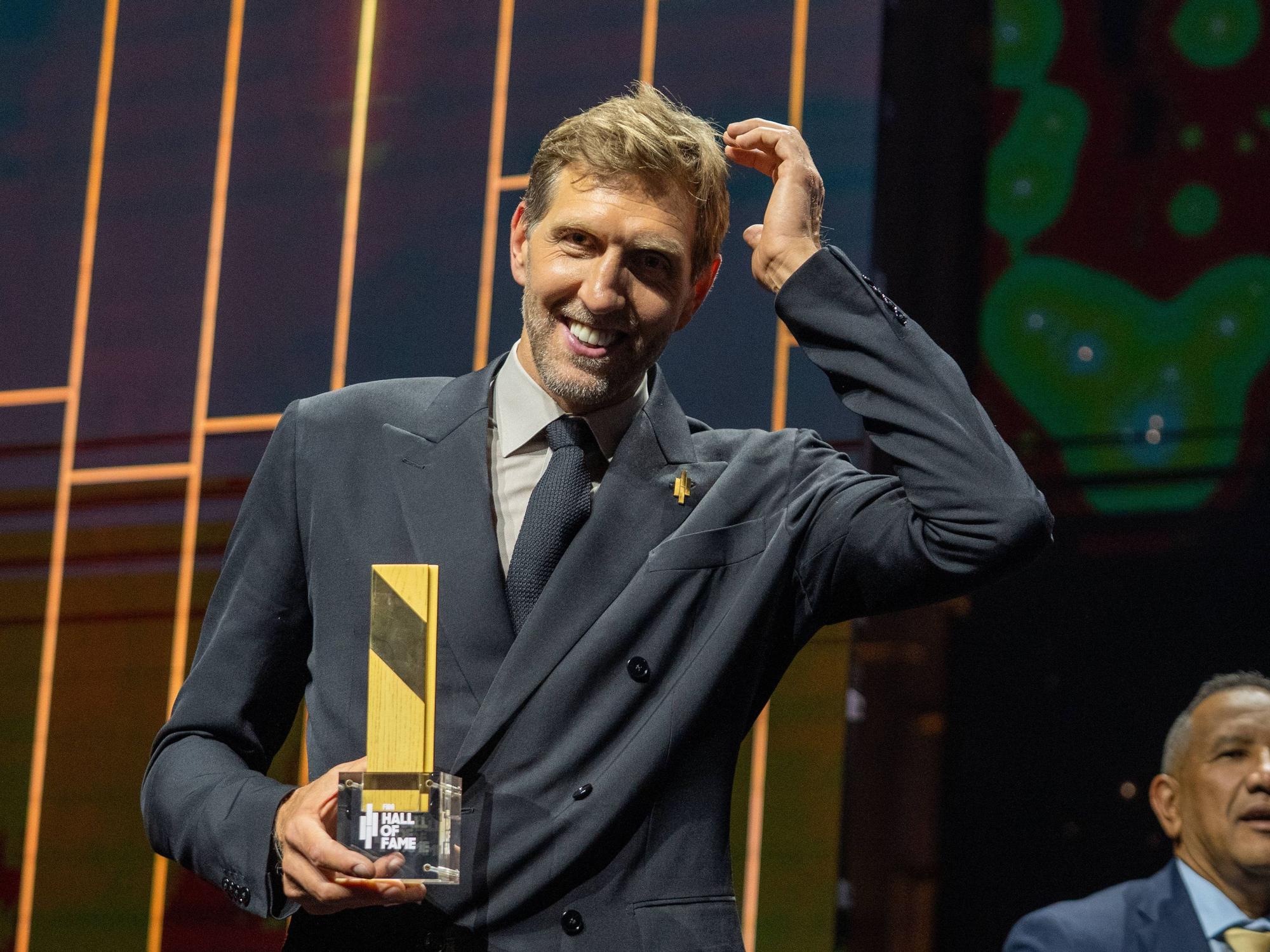 Basketball-Legende Dirk Nowitzki fasst sich an den Kopf.