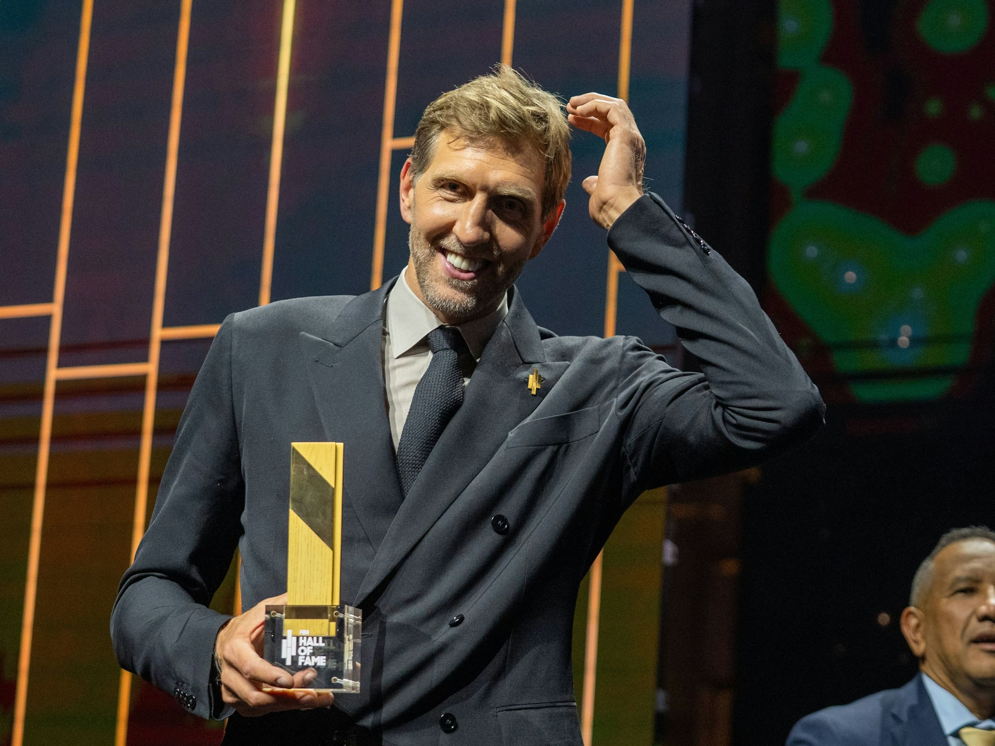 Basketball-Legende Dirk Nowitzki fasst sich an den Kopf.