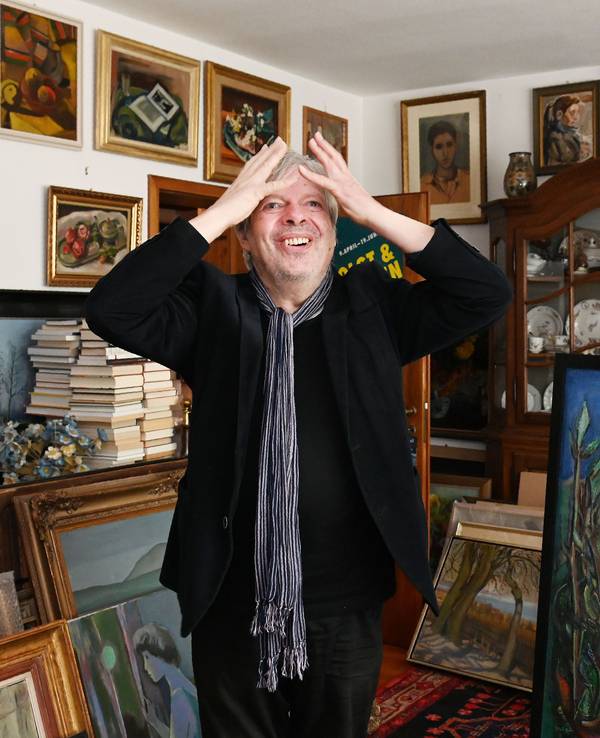 Thomas B. Schumann aus Hürth steht inmitten seiner Kunstsammlung.