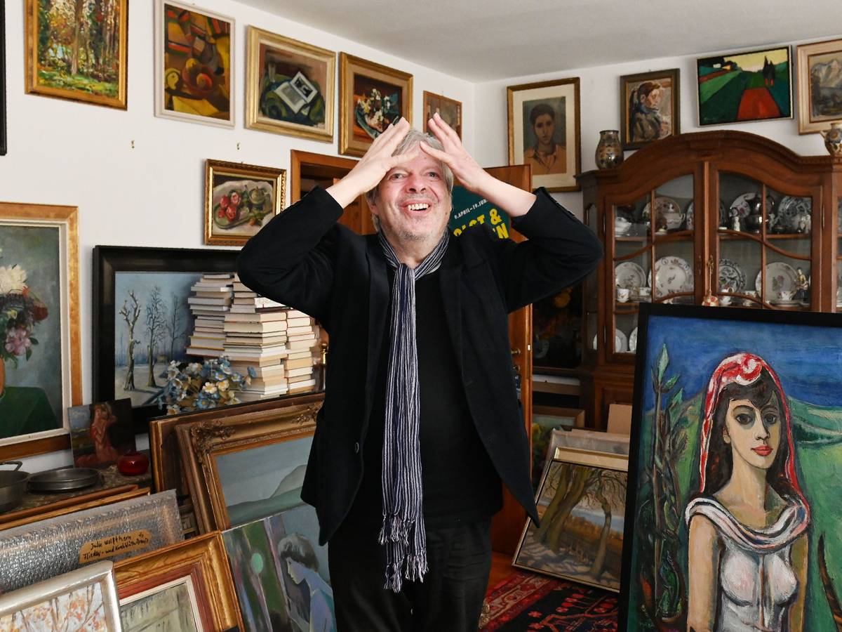 Thomas B. Schumann aus Hürth steht inmitten seiner Kunstsammlung.
