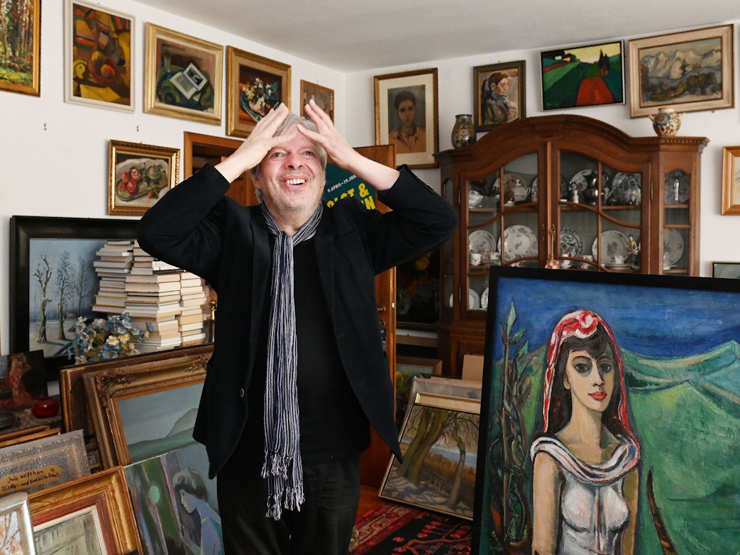Thomas B. Schumann aus Hürth steht inmitten seiner Kunstsammlung.