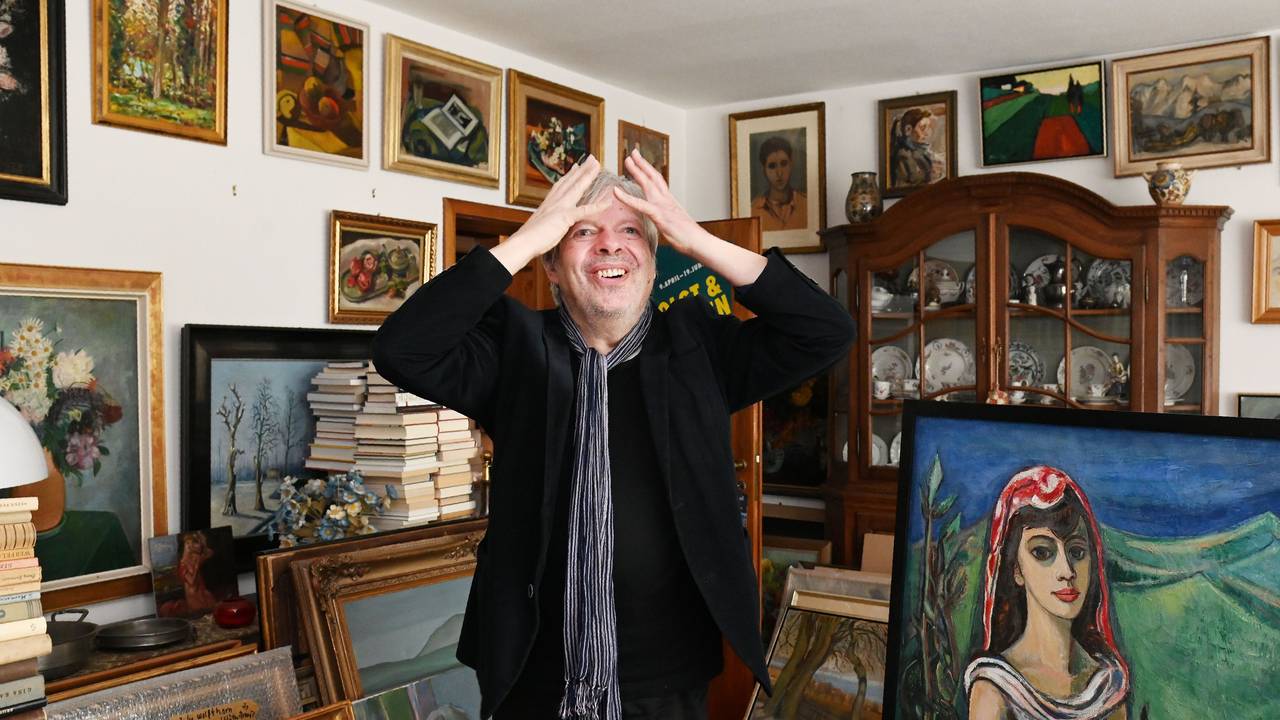 Thomas B. Schumann aus Hürth steht inmitten seiner Kunstsammlung.