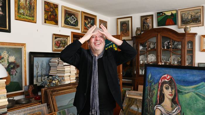 Thomas B. Schumann aus Hürth steht inmitten seiner Kunstsammlung.