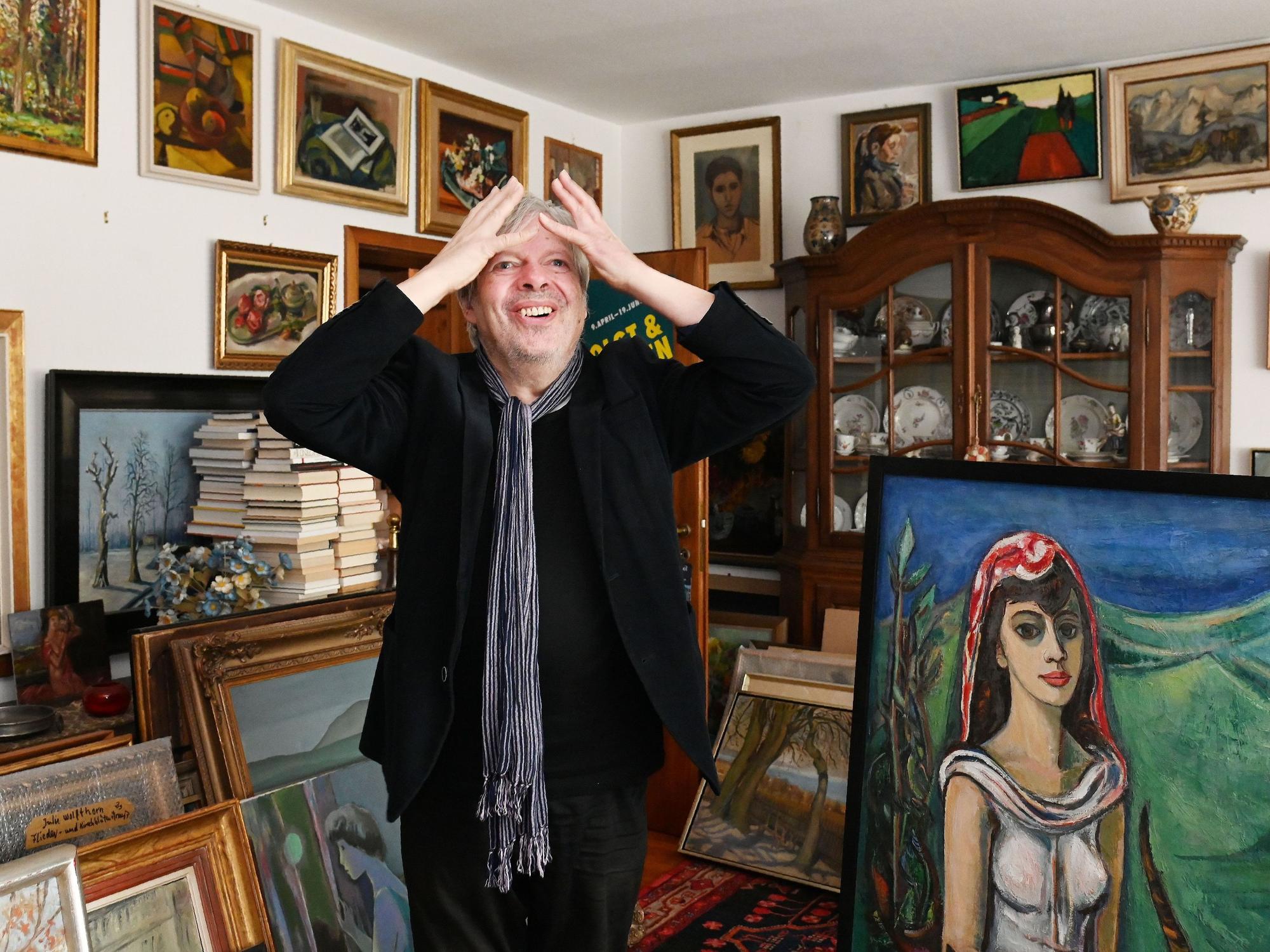 Thomas B. Schumann aus Hürth steht inmitten seiner Kunstsammlung.