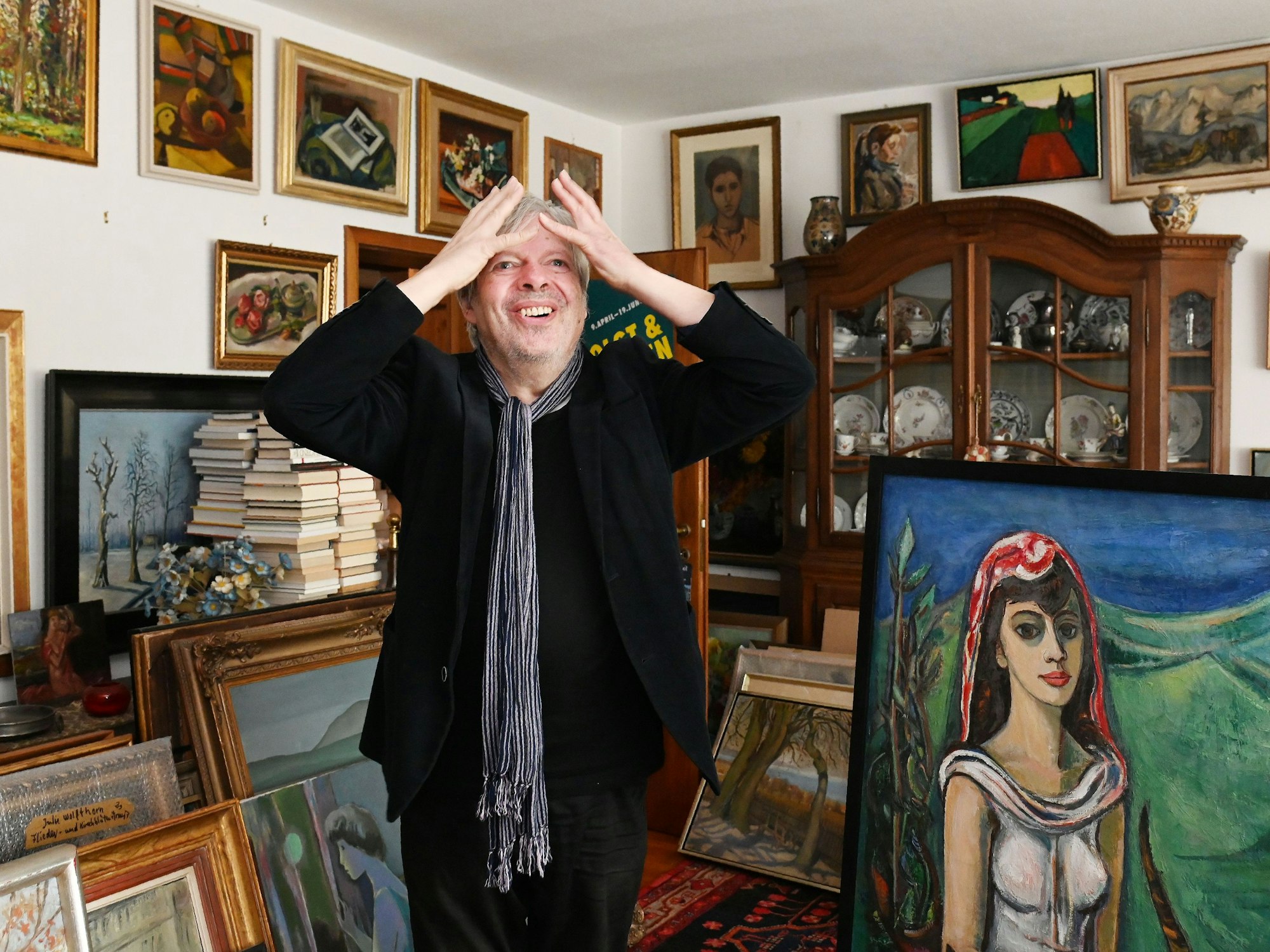 Thomas B. Schumann aus Hürth steht inmitten seiner Kunstsammlung.