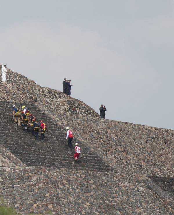 Rettungskräfte sind an einer Pyramide im Einsatz.