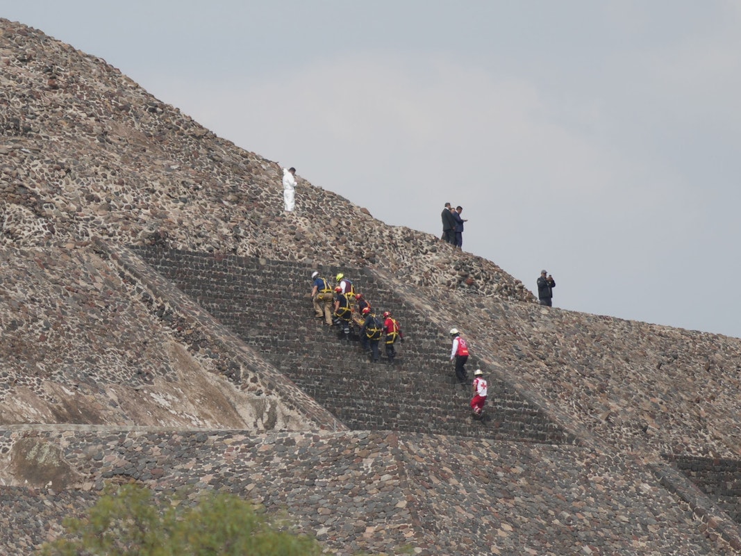 Rettungskräfte sind an einer Pyramide im Einsatz.