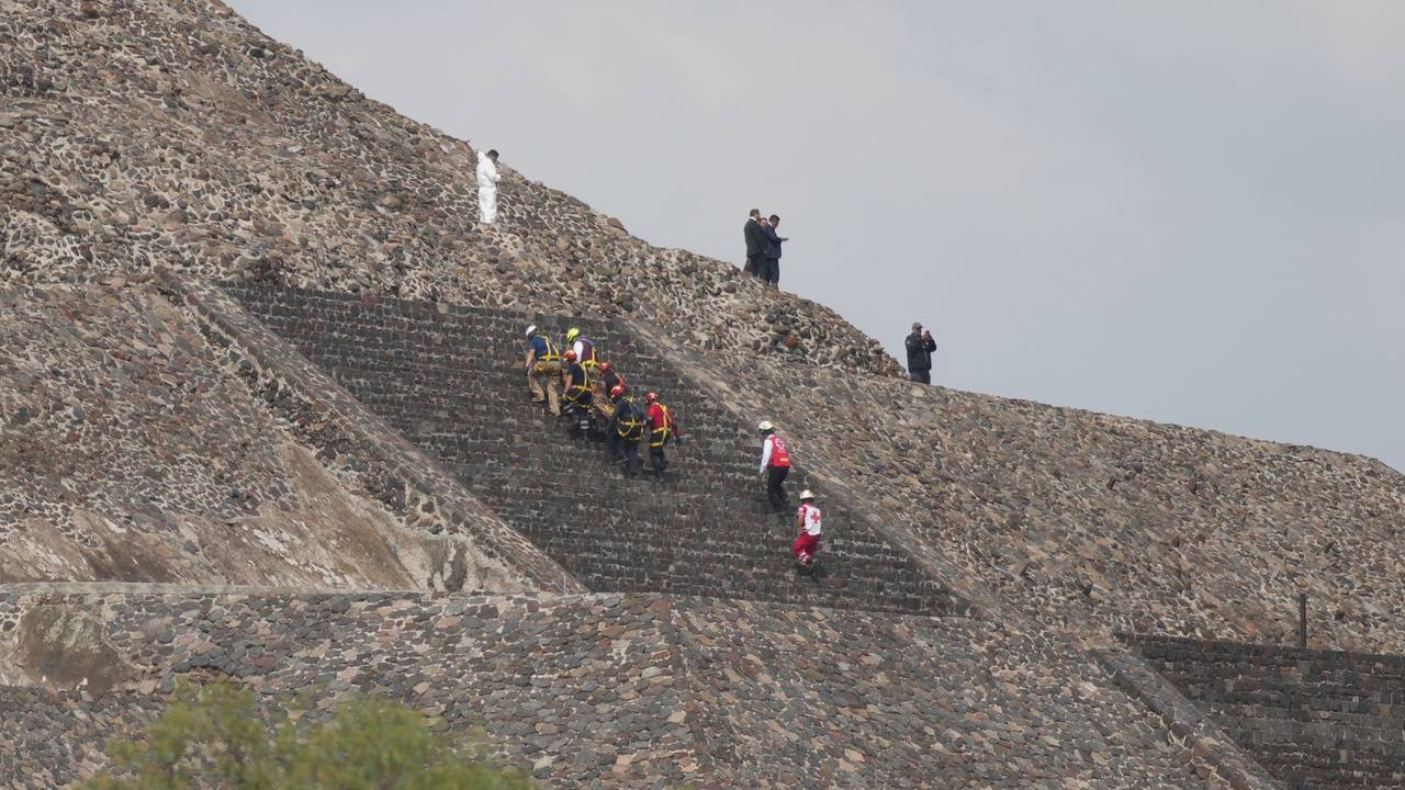 Rettungskräfte sind an einer Pyramide im Einsatz.