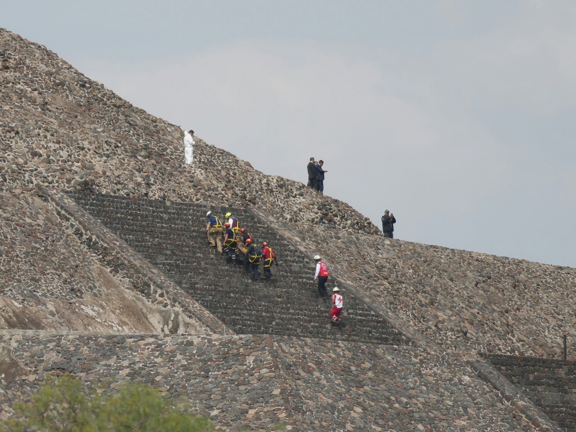 Rettungskräfte sind an einer Pyramide im Einsatz.