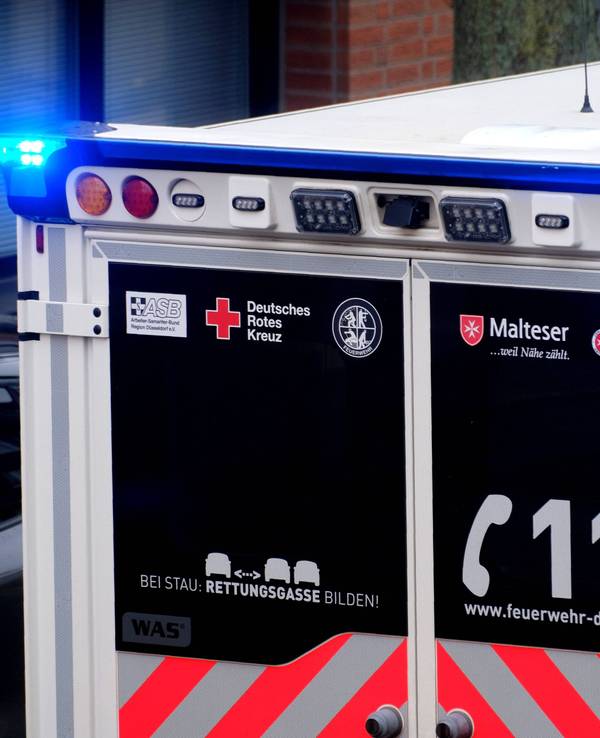 Das Symbolfoto zeigt einen Rettungswagen. In Düsseldorf-Bilk wurde ein Mann mit einer Stichverletzung aufgefunden.