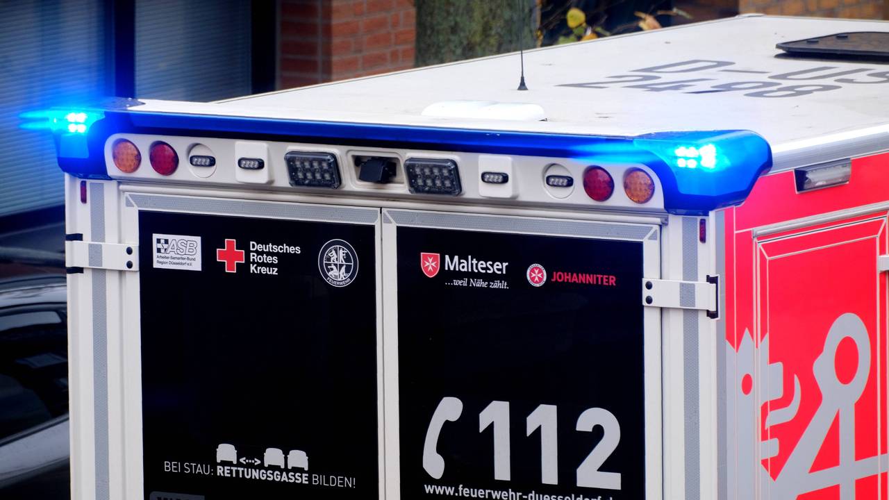 Das Symbolfoto zeigt einen Rettungswagen. In Düsseldorf-Bilk wurde ein Mann mit einer Stichverletzung aufgefunden.