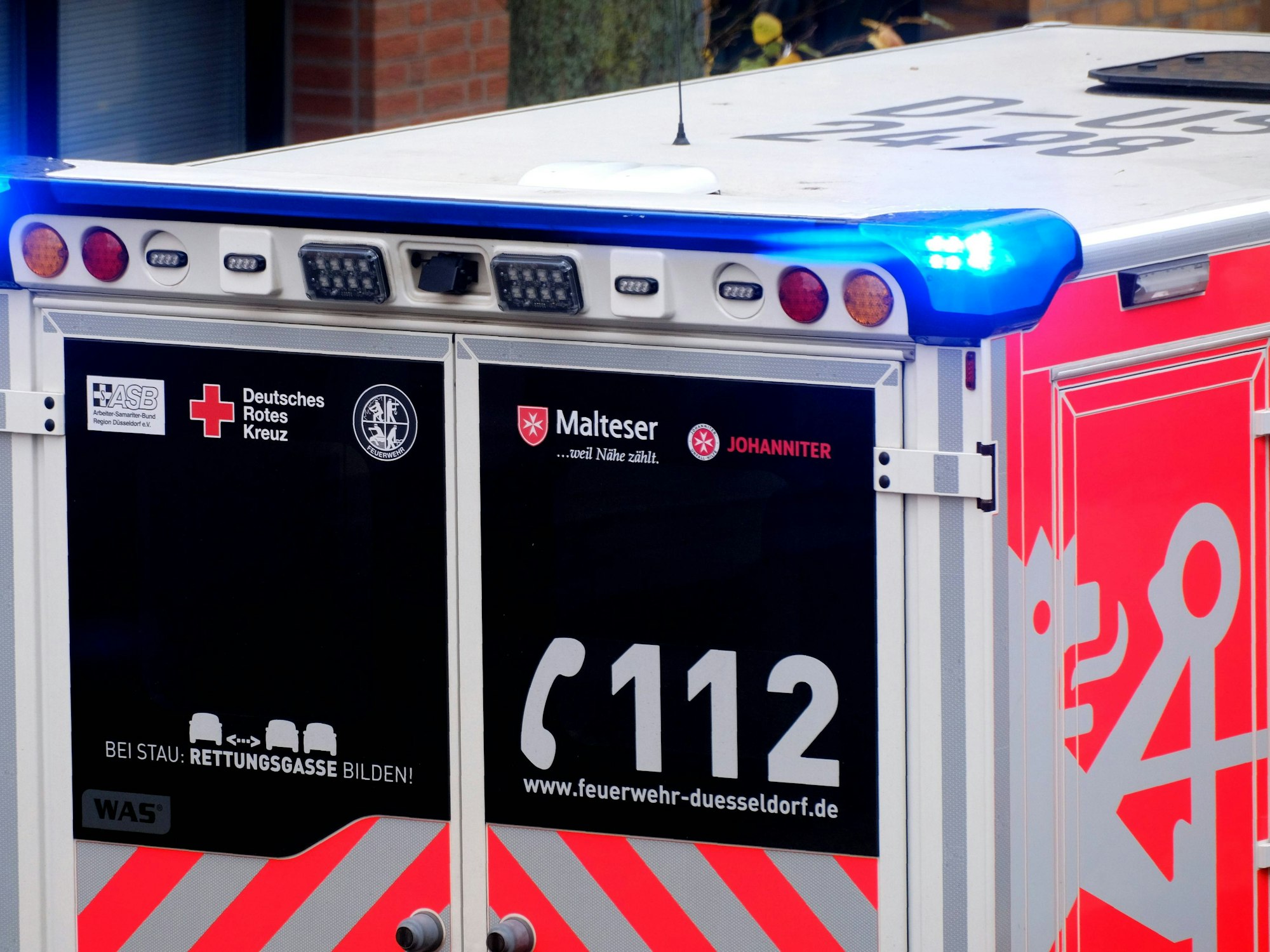 Das Symbolfoto zeigt einen Rettungswagen. In Düsseldorf-Bilk wurde ein Mann mit einer Stichverletzung aufgefunden.