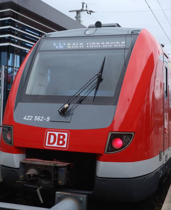 08.10.2025, Köln: Hinter den Kulissen kracht's aber die Bahn präsentiert ihre ersten von rund 99 runderneuerten S-Bahnen für die Region Rhein-Ruhr. Foto: Arton Krasniqi