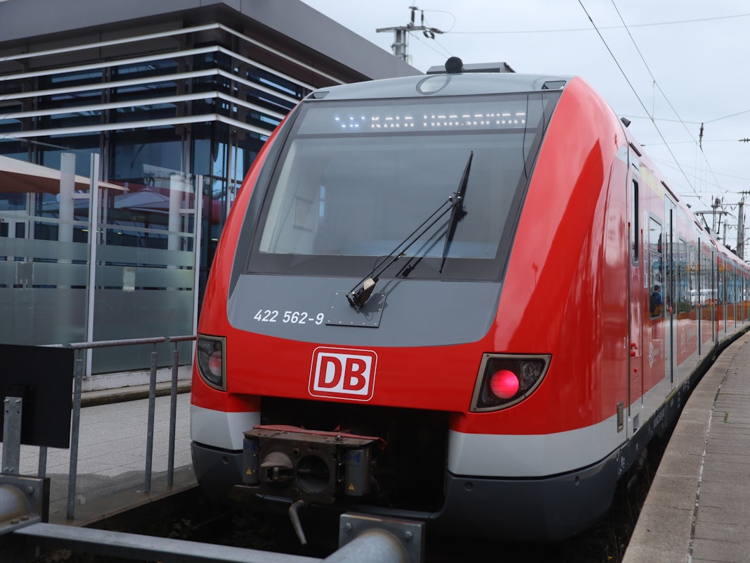 08.10.2025, Köln: Hinter den Kulissen kracht's aber die Bahn präsentiert ihre ersten von rund 99 runderneuerten S-Bahnen für die Region Rhein-Ruhr. Foto: Arton Krasniqi