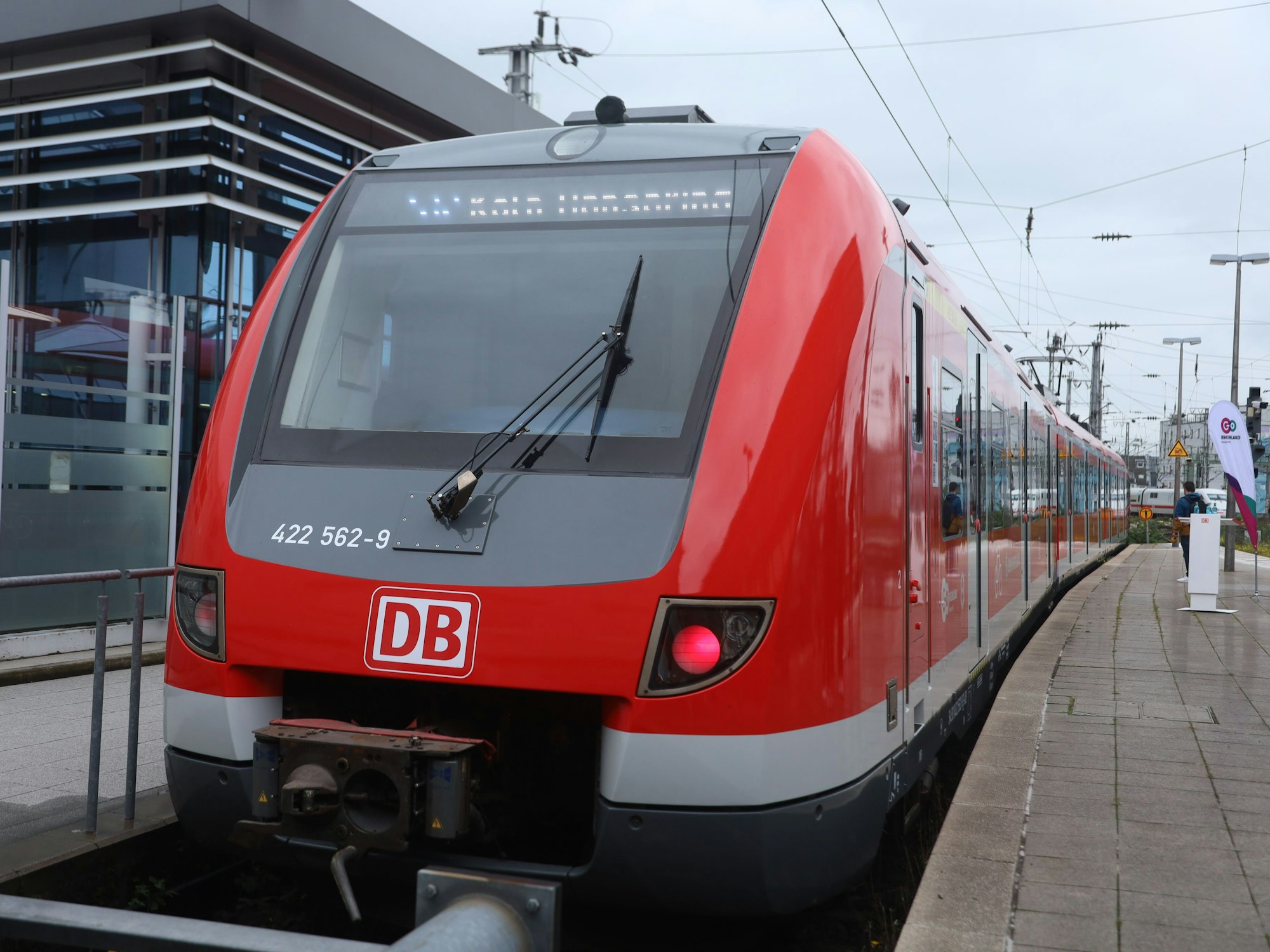 08.10.2025, Köln: Hinter den Kulissen kracht's aber die Bahn präsentiert ihre ersten von rund 99 runderneuerten S-Bahnen für die Region Rhein-Ruhr. Foto: Arton Krasniqi