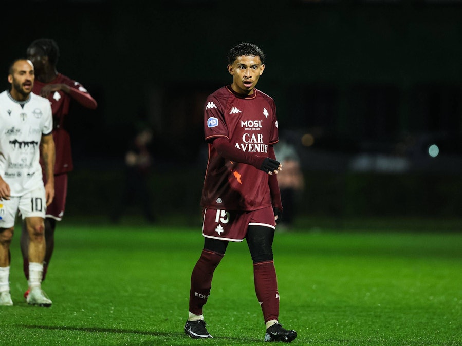 Fußballspieler Tahirys dos Santos geht über den Platz.