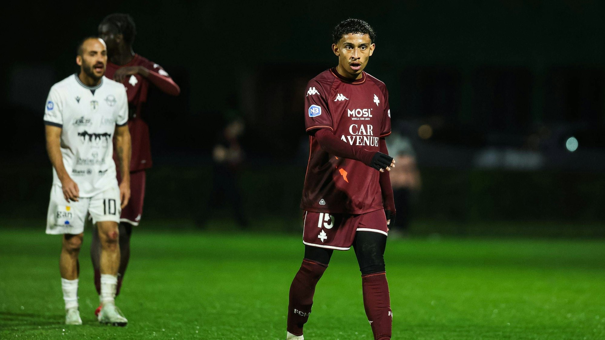 Fußballspieler Tahirys dos Santos geht über den Platz.