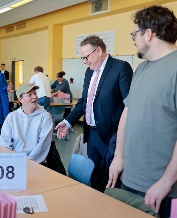 Da waren sie noch guter Dinge: Oberbürgermeister Torsten Burmester und Abstimmungsleiterin, Stadtdirektorin Andrea Blome, besuchten am Sonntagnachmittag das Auszählzentrum.