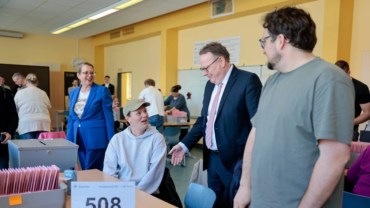Da waren sie noch guter Dinge: Oberbürgermeister Torsten Burmester und Abstimmungsleiterin, Stadtdirektorin Andrea Blome, besuchten am Sonntagnachmittag das Auszählzentrum.