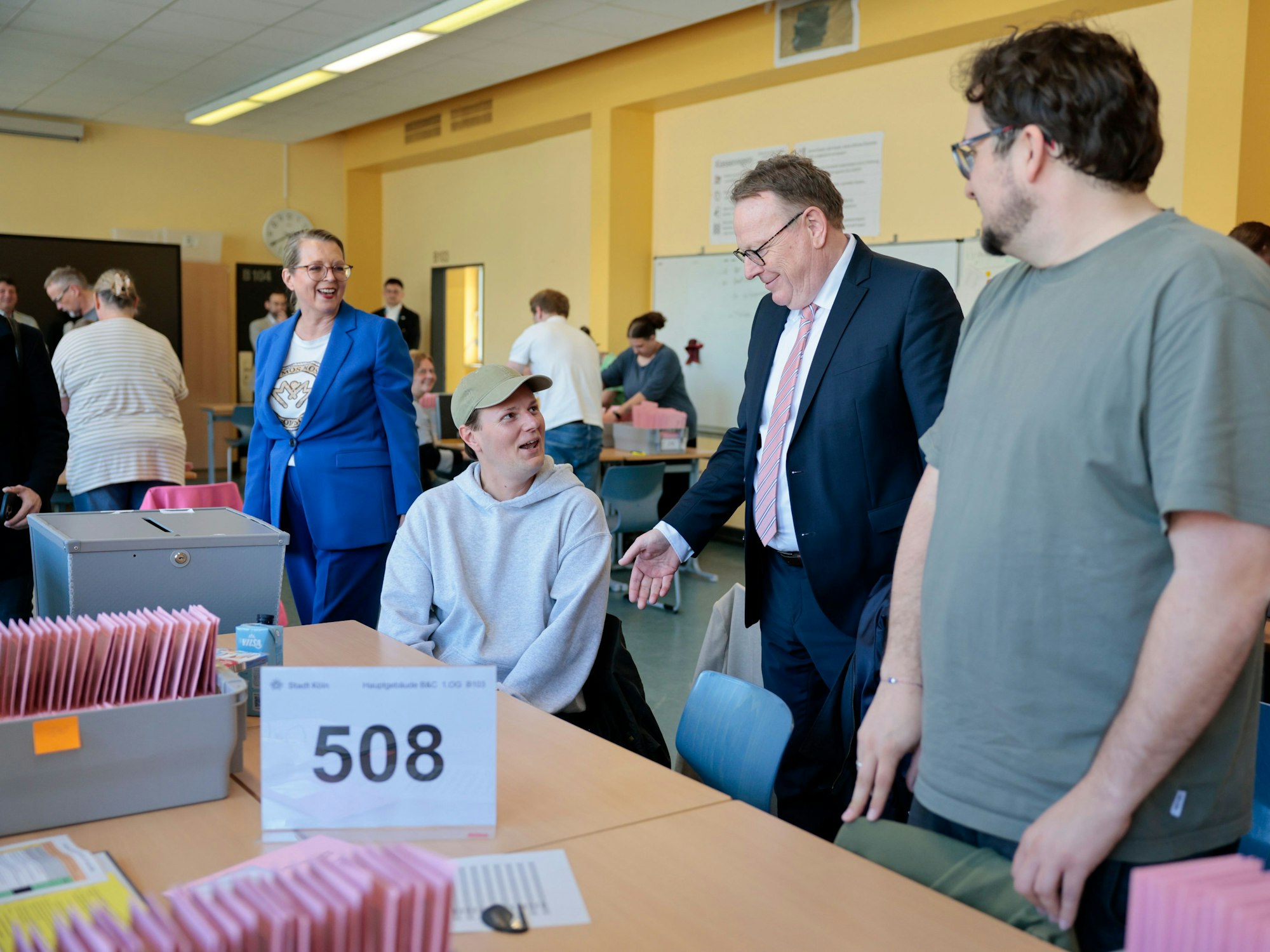 Da waren sie noch guter Dinge: Oberbürgermeister Torsten Burmester und Abstimmungsleiterin, Stadtdirektorin Andrea Blome, besuchten am Sonntagnachmittag das Auszählzentrum.