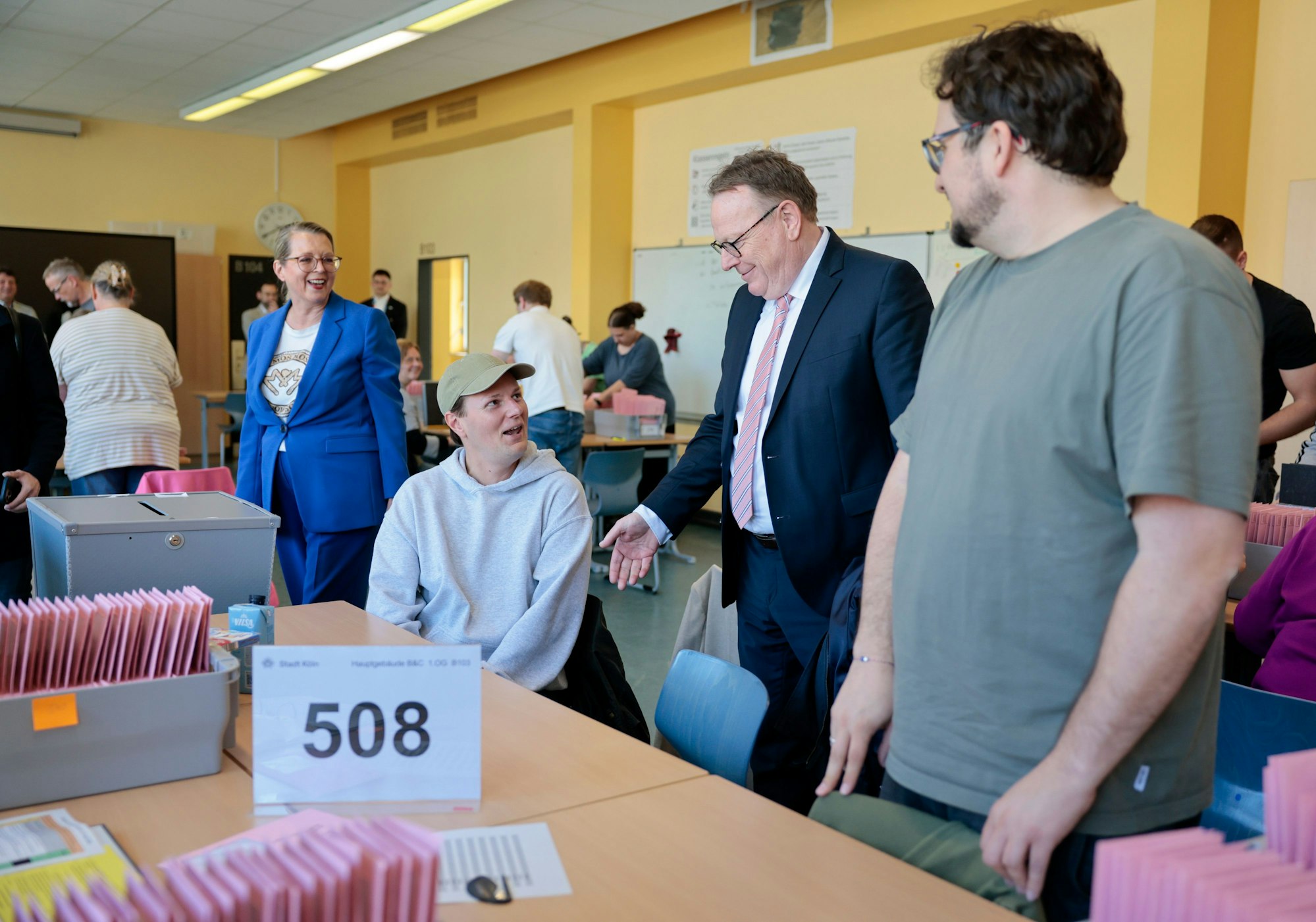 Oberbürgermeister Torsten Burmester bei seinem Besuch im Auszählzentrum am Sonntagnachmittag.