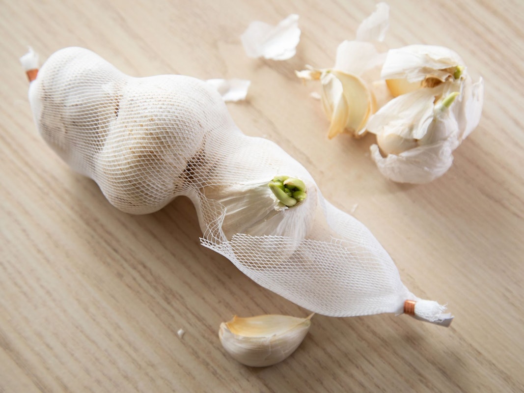Knoblauch liegt auf einem Tisch