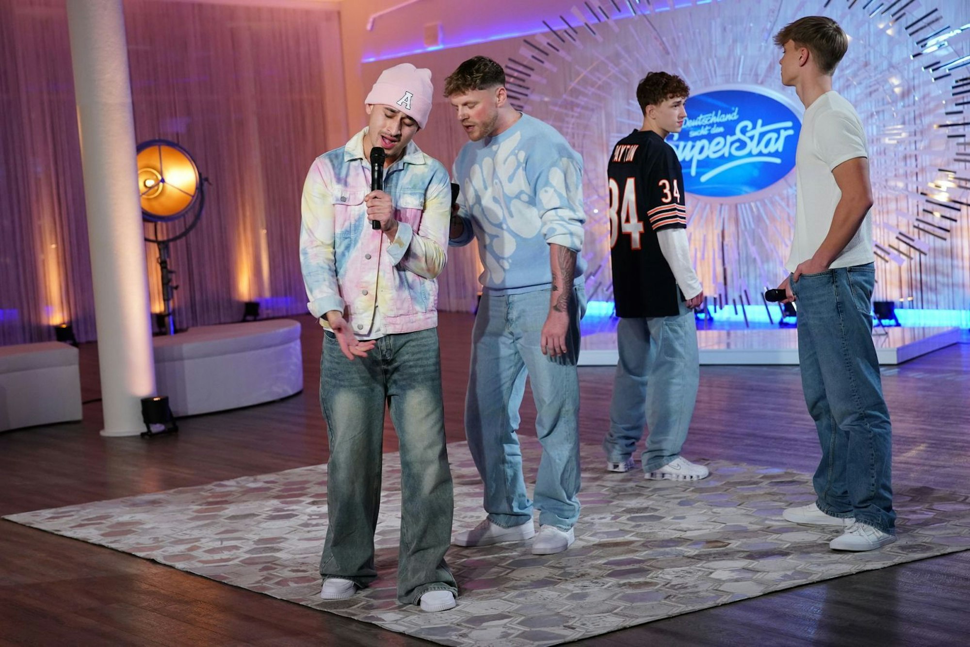 Die neuen Backstreet Boys? Abii, Maric, Tyrell und Timur (von links) klangen bei „I Want It That Way“ eher schräg. Dieter war dennoch „zufrieden“. (Bild: RTL / Stefan Gregorowius)