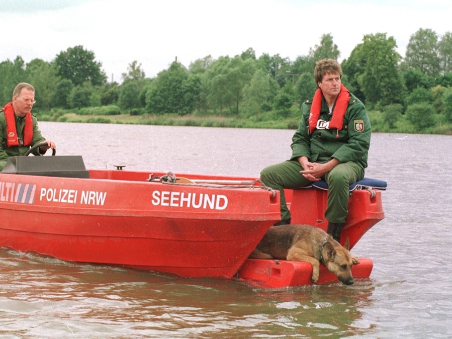 Polizeikommissare Uwe Schröder & Achim Wiese und Spürhund im Boot