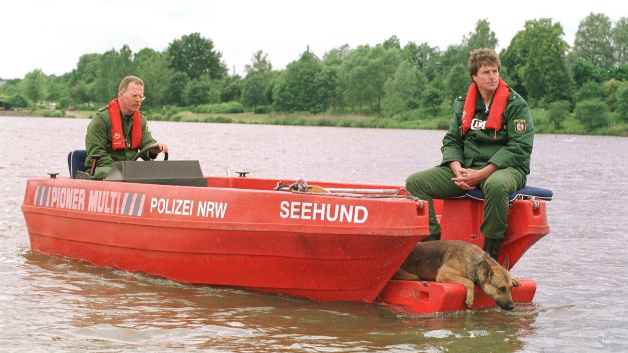 Polizeikommissare Uwe Schröder & Achim Wiese und Spürhund im Boot