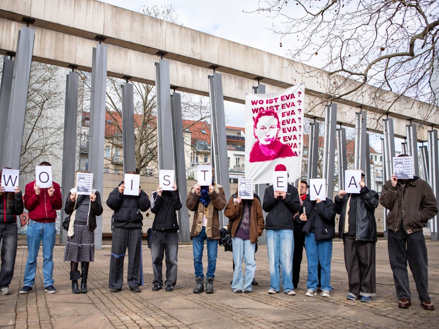 Menschen zeigen Schilder, fragen nach Eva Michelmann
