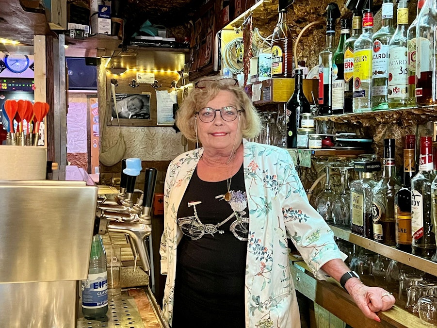 Regina Gentges hinter der Theke im „Schlösselche“