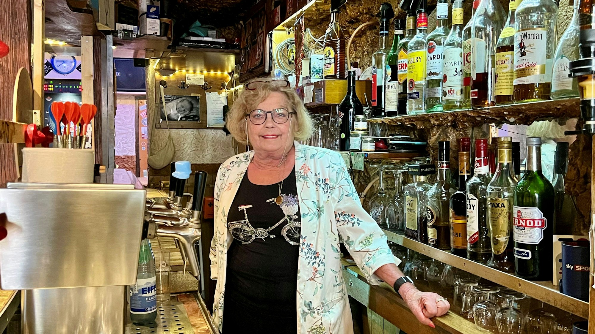 Regina Gentges hinter der Theke im „Schlösselche“