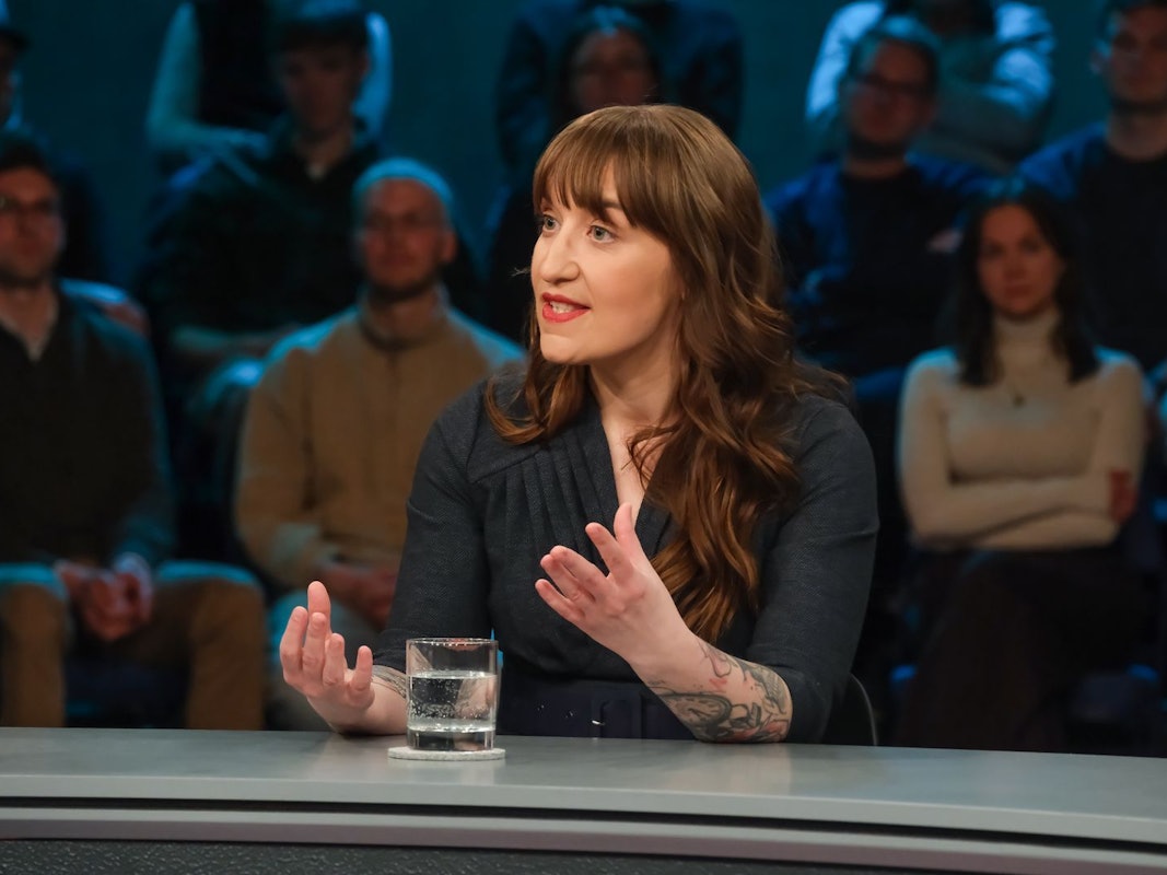 Heidi Reichinnek kritisierte bei „Hart aber fair“ das Entlastungspaket scharf. (Bild: WDR/Oliver Ziebe)