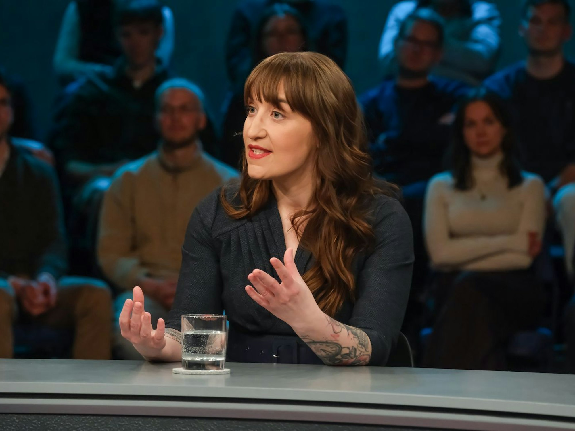 Heidi Reichinnek kritisierte bei „Hart aber fair“ das Entlastungspaket scharf. (Bild: WDR/Oliver Ziebe)