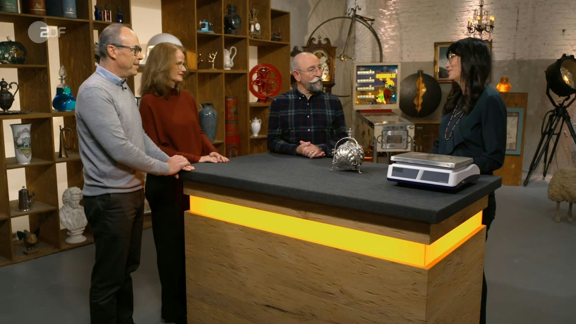 Das Kandidatenpaar (links) und Horst Lichter freuten sich sehr über den Schätzpreis, den Heide Rezepa-Zabel verkünden konnte. (Bild: ZDF)